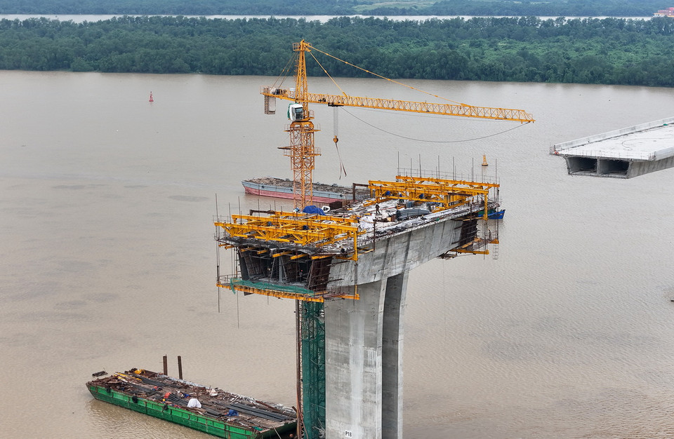 Thi công trụ chính số 18 cầu Nhơn Trạch trên sông Đồng Nai. (Ảnh: Hồng Đạt/Vietnam+)