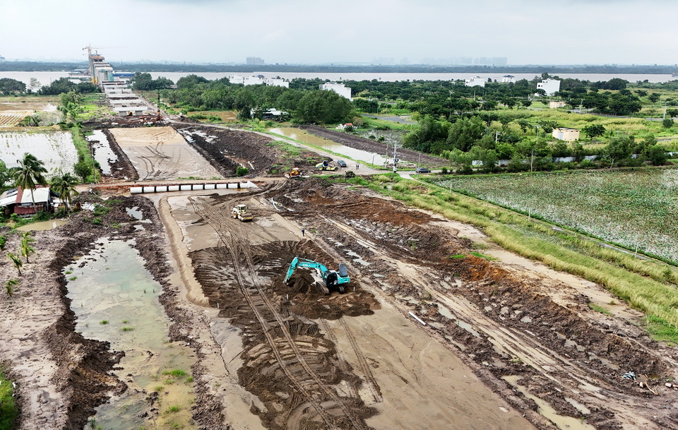 Thi công đường dẫn lên cầu Nhơn Trạch (gói thầu cầu Nhơn Trạch) phía tỉnh Đồng Nai. (Ảnh: Hồng Đạt/Vietnam+)