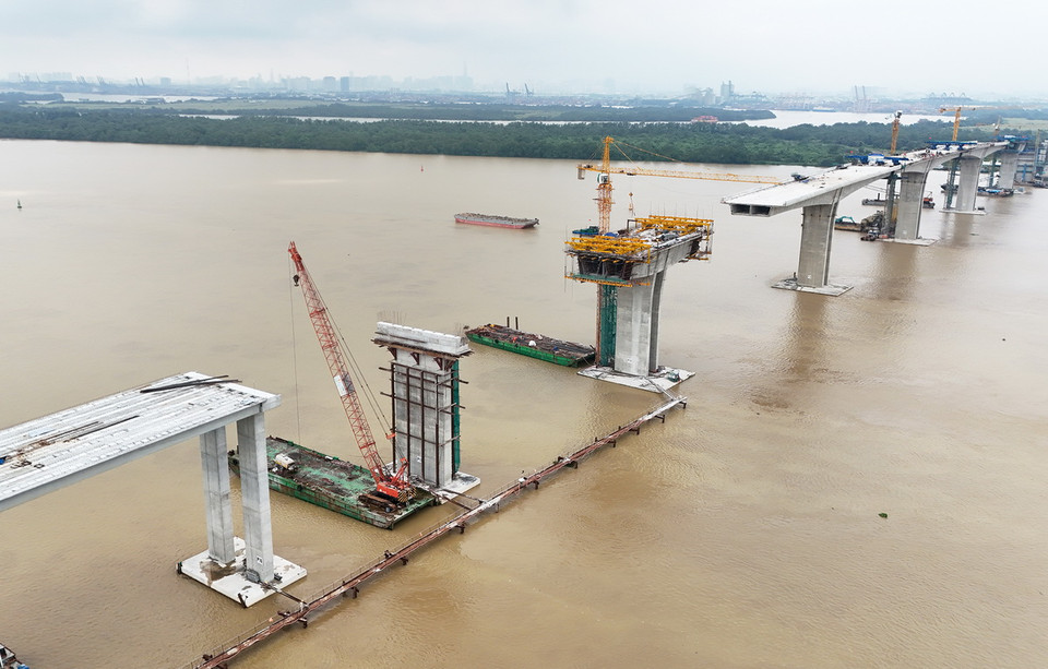 Cầu Nhơn Trạch đang được đẩy nhanh tiến độ thi công. (Ảnh: Hồng Đạt/Vietnam+)