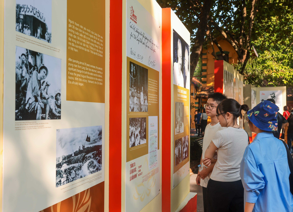 Người dân tham quan triển lãm ảnh trong Khu di tích Chủ tịch Hồ Chí Minh. (Ảnh: Hoàng Hiếu/TTXVN)