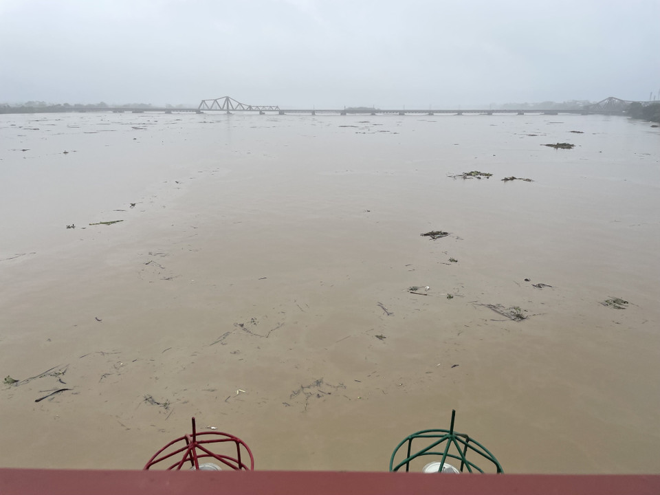 Lúc 7 giờ ngày 11/9, mực nước trên sông Hồng tại Hà Nội là 10,70m, trên báo động 2 là 0,20m (ảnh chụp lúc 7h50 ngày 11/9). (Ảnh: Minh Quyết/TTXVN)