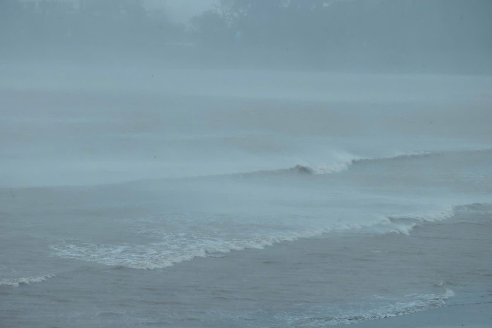 Biển Đồ Sơn (Hải Phòng) mù mịt trước khi bão số 3 đổ bộ (ảnh chụp lúc 12h55). (Ảnh: Minh Quyết/TTXVN)