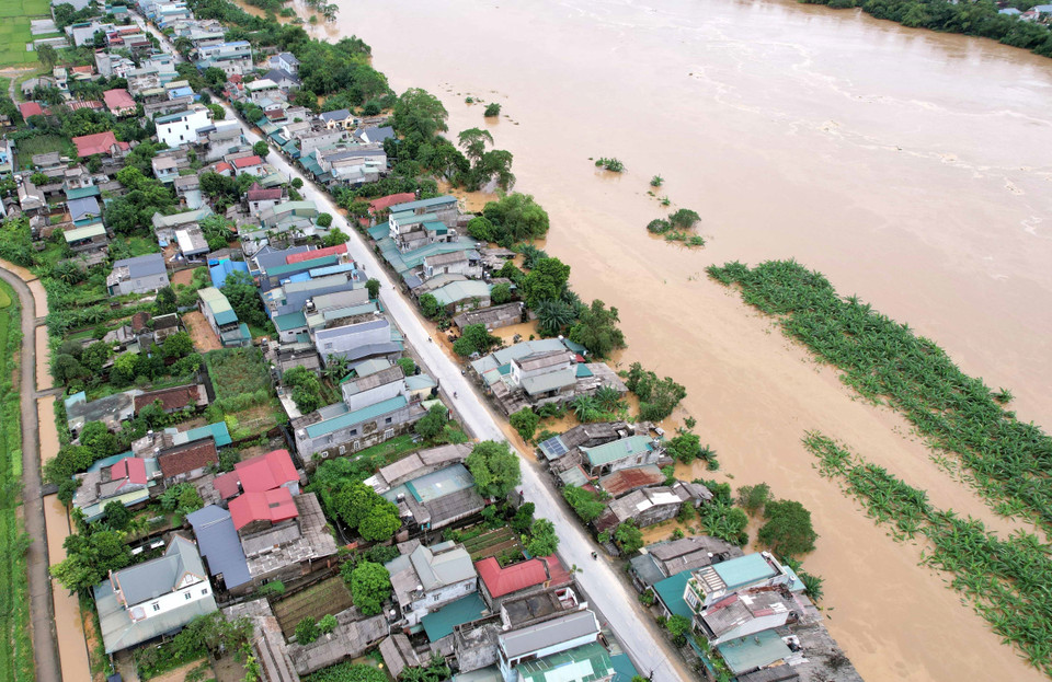 Tại huyện Hạ Hòa, tỉnh Phú Thọ, hàng nghìn ngôi nhà chìm trong biển nước, nhiều gia đình buộc phải di dời đến nơi an toàn. (Ảnh: Tạ Toàn/TTXVN)