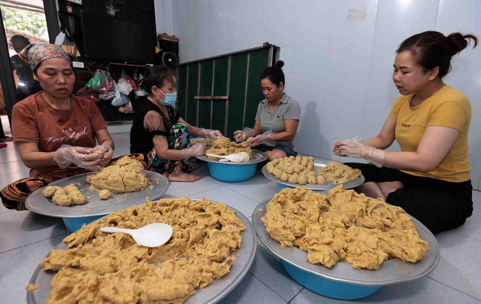 Nhân bánh được chia đều nắm từng nắm. (Ảnh: Trần Việt/TTXVN)