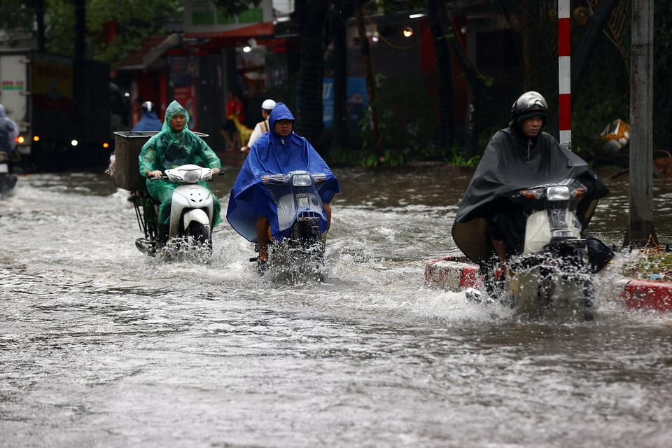 Khu vực đường Nguyễn Khuyến (quận Hà Đông) ngập trong biển nước. (Ảnh: Huy Hùng/TTXVN)