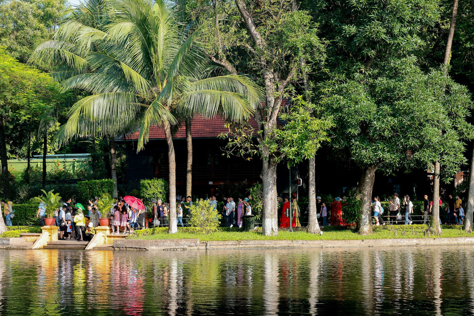 Người dân tham quan Nhà sàn trong Khu di tích Chủ tịch Hồ Chí Minh. (Ảnh: Hoàng Hiếu/TTXVN)