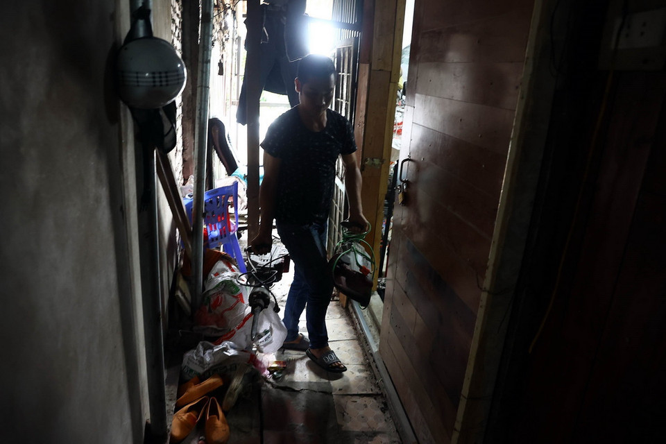 Người dân tại phường Chương Dương di chuyển tài sản, chiều 10/9. (Ảnh: Huy Hùng/TTXVN)