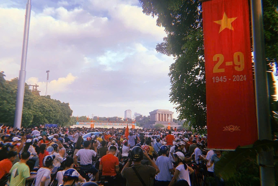 Đông đảo người dân có mặt từ sáng sớm tại Quảng trường Ba Đình. (Ảnh: Tuấn Đức/TTXVN)