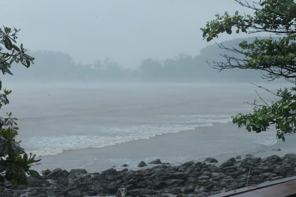 Khu vực Đồ Sơn gió tăng cấp 10-11, mưa lớn (ảnh chụp lúc 12h30). (Ảnh: Minh Quyết/TTXVN)