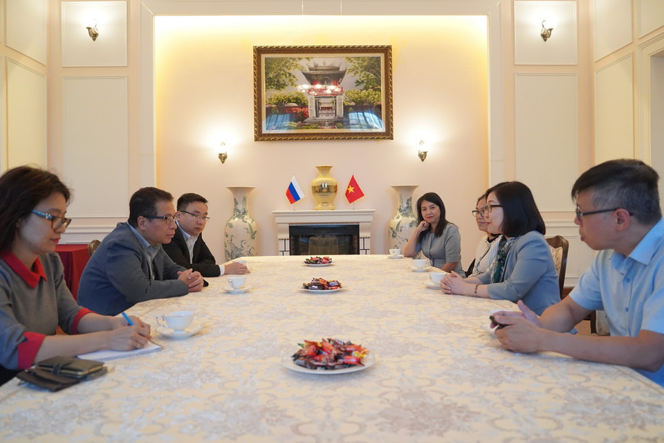 Cũng trong khuôn khổ chuyến công tác, ngày 16/9, Phó Tổng Giám đốc TTXVN Đoàn Thị Tuyết Nhung đã có buổi làm việc với Đại sứ Việt Nam tại Liên bang Nga Đặng Minh Khôi. (Ảnh: Duy Trinh/TTXVN)