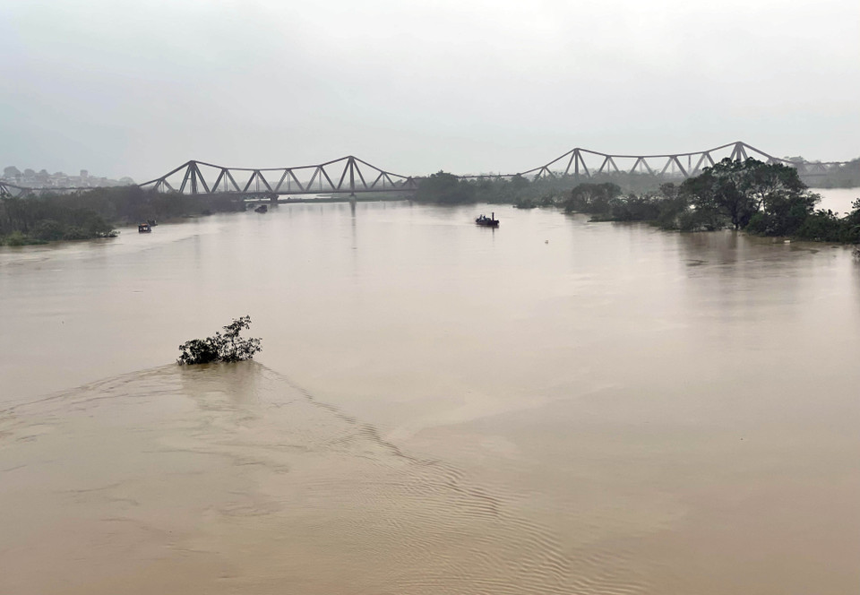 Lúc 7 giờ ngày 11/9, mực nước trên sông Hồng tại Hà Nội là 10,70m, trên báo động 2 là 0,20m (ảnh chụp lúc 7h50 ngày 11/9). (Ảnh: Minh Quyết/TTXVN)