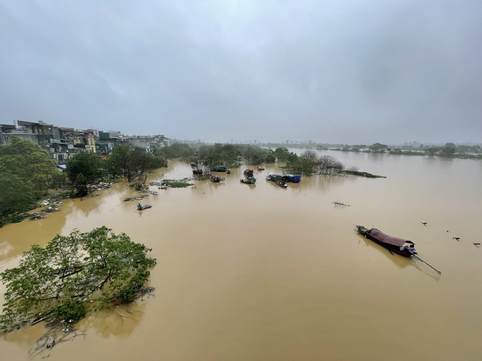 Lũ lên cao gây ngập lụt, cảnh báo cấp độ rủi ro thiên tai do lũ tại Hà Nội ở cấp 2 (ảnh chụp lúc 7h55). (Ảnh: Minh Quyết/TTXVN)