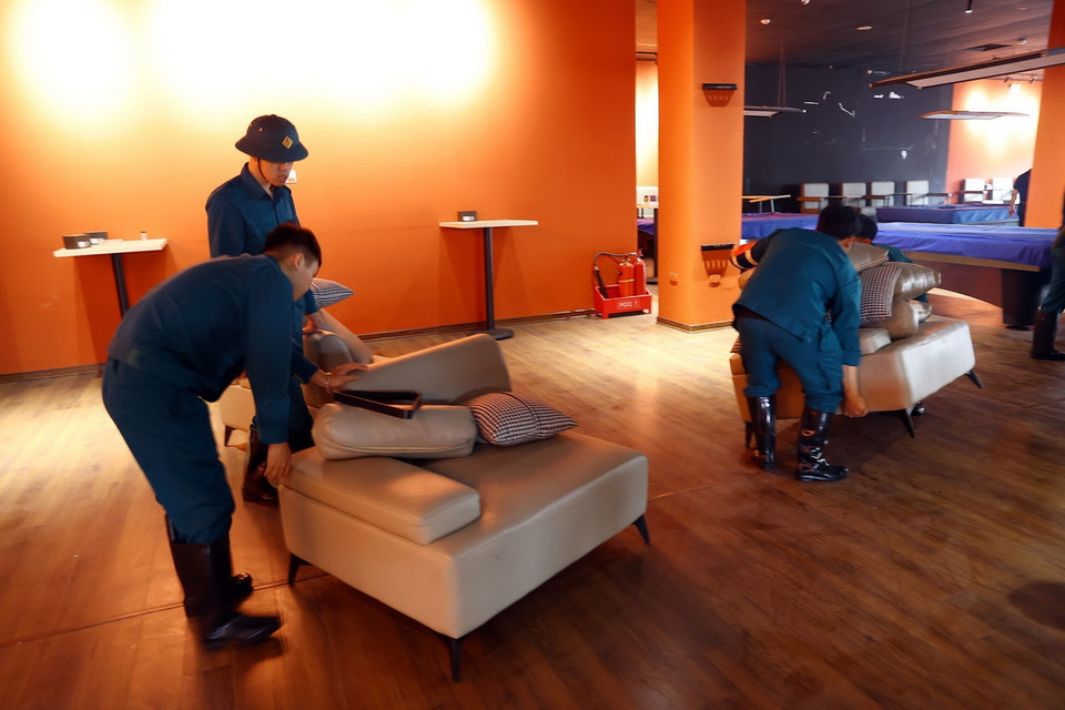 UBND phường Chương Dương (quận Hoàn Kiếm) dọn dẹp khu vực tầng 2 chợ Hàng Bè (số 2 Vọng Hà) phục vụ người dân ở tạm trong giai đoạn nước dâng, chiều 10/9. (Ảnh: Huy Hùng/TTXVN)