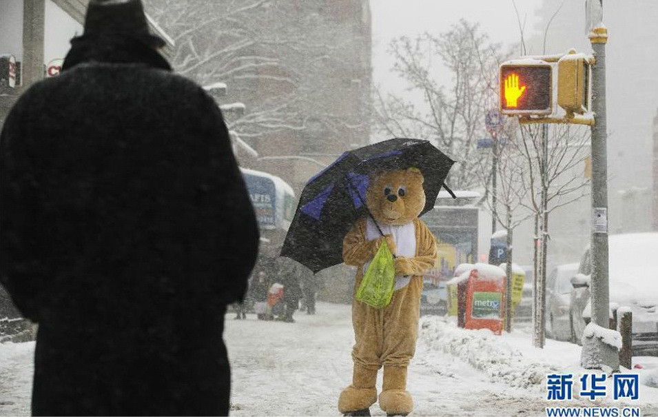 Ngày 5/3, một người dân Mỹ trong trang phục hoạt hình xuống đường bất chấp trận bão tuyết khiến hàng trăm nghìn người dân chịu ảnh hưởng. (Nguồn: Xinhua)