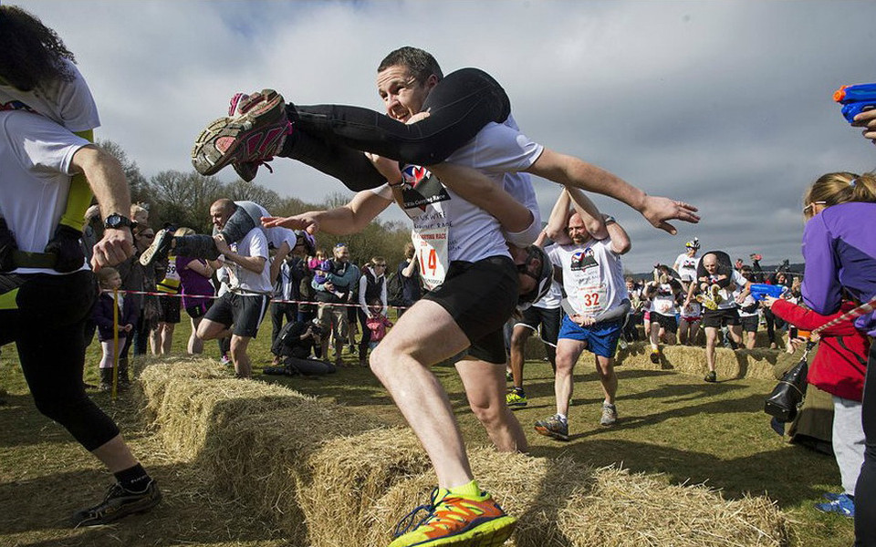 Thi cõng vợ tại một thị trấn ở nước Anh vào dịp 8/3. (Nguồn: Xinhua)