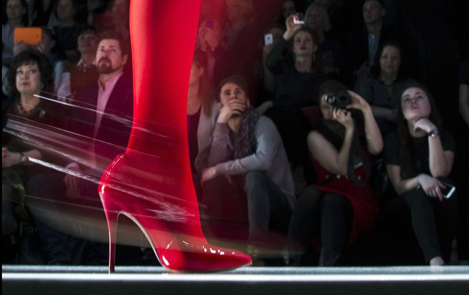 Ngày 27/3, khán giả đang xem các người mẫu trình diễn tác phẩm của nhà thiết kế Slava Zaitsev tại tuần lễ thời trang Moskva, Nga. (Nguồn: Xinhua)