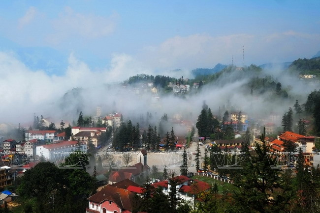 Thị trấn Sa Pa, nơi được ví như 'Viên ngọc Tây Bắc' nhìn từ núi Hàm Rồng. (Ảnh: Nguyễn Thắng/Báo ảnh Việt Nam)