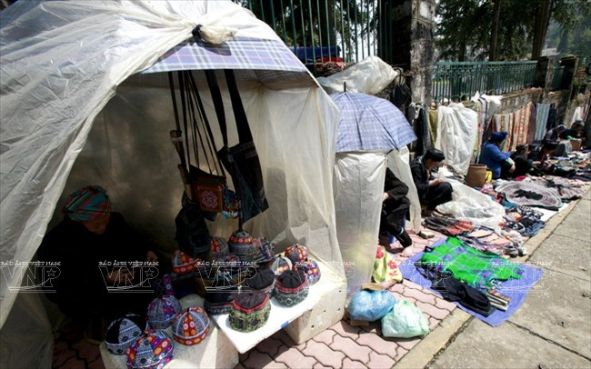 Sa Pa là nơi sinh sống của cộng đồng 6 dân tộc (Kinh, Mông, Dao Đỏ, Tày, Dáy và Xa-Phó) và khi đến đây du khách có thể tìm mua các sản phẩm và các hiện vật lưu niệm của họ được bày bán nhiều trên phố Cầu Mây. (Ảnh: Trọng Chính/Báo ảnh Việt Nam)