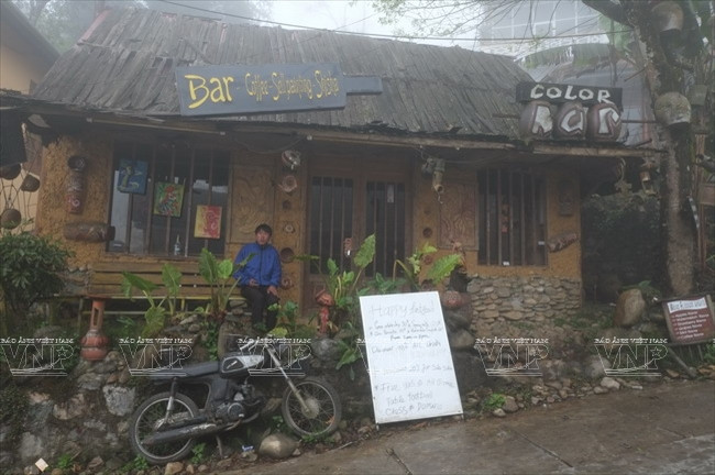 Sa Pa với hàng loạt các quán càphê, hàng lưu niệm... chìm trong mây mù cuốn hút du khách trên những cung đường dạo bộ ở các con phố nhỏ nơi đây. (Ảnh: Nguyễn Thắng/Báo ảnh Việt Nam)