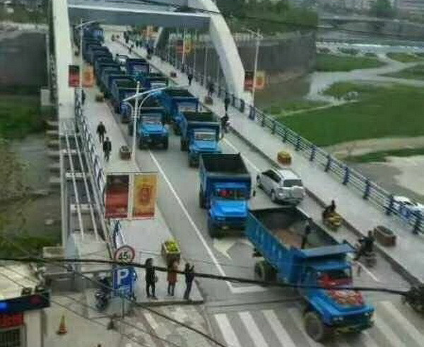 Mỗi chiếc xe đều được dán chữ Hỷ và gắn hoa phía trước. (Nguồn: QQ)