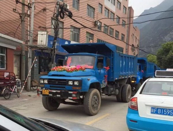 Chú rể là Lôi Hoa Dũng, 25 tuổi, người huyện Lược Dương, Thiểm Tây. (Nguồn: QQ)