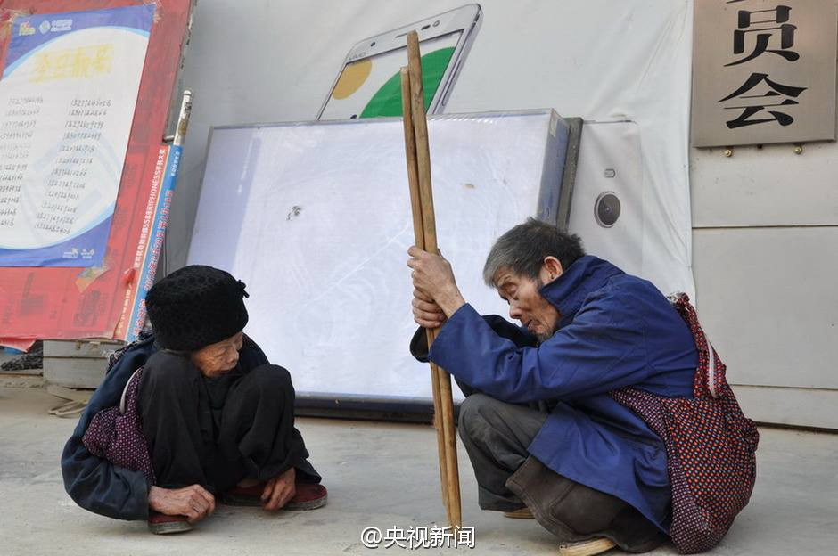 Ông bà đang bàn bạc về những đồ dùng cần mua. (Nguồn: CCTV)