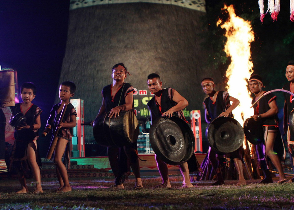 Những điệu nhảy truyền thống của đồng bào thiểu số. (Ảnh: Dương Giang/TTXVN)