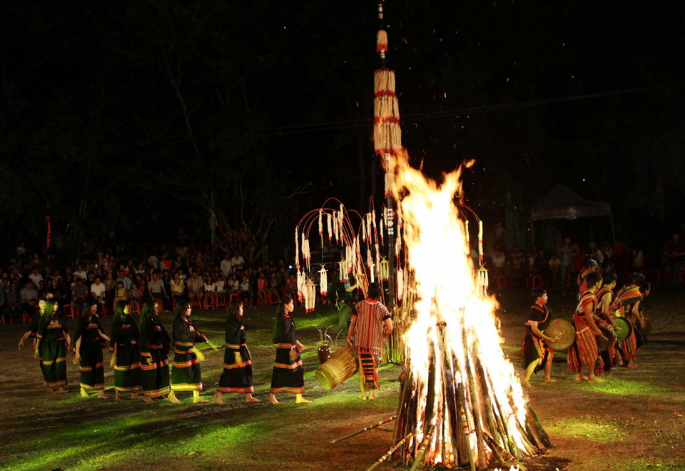 Điệu xoang truyền thống của đồng bào thiểu số. (Ảnh: Dương Giang/TTXVN)