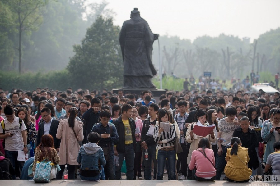 Các thí sinh xếp hàng dài hàng chục mét trước giờ thi. (Nguồn: 163)