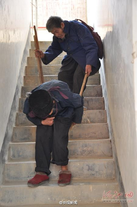 Năm 1985, ông mắc bệnh về mắt và dần dần không nhìn thấy gì. Bà đã trở thành đôi mắt của ông trong gần 30 năm. (Nguồn: CCTV)