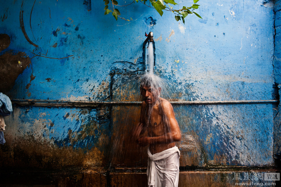 Một người đàn ông Pashtun đang tắm. (Nguồn: ifeng.com)