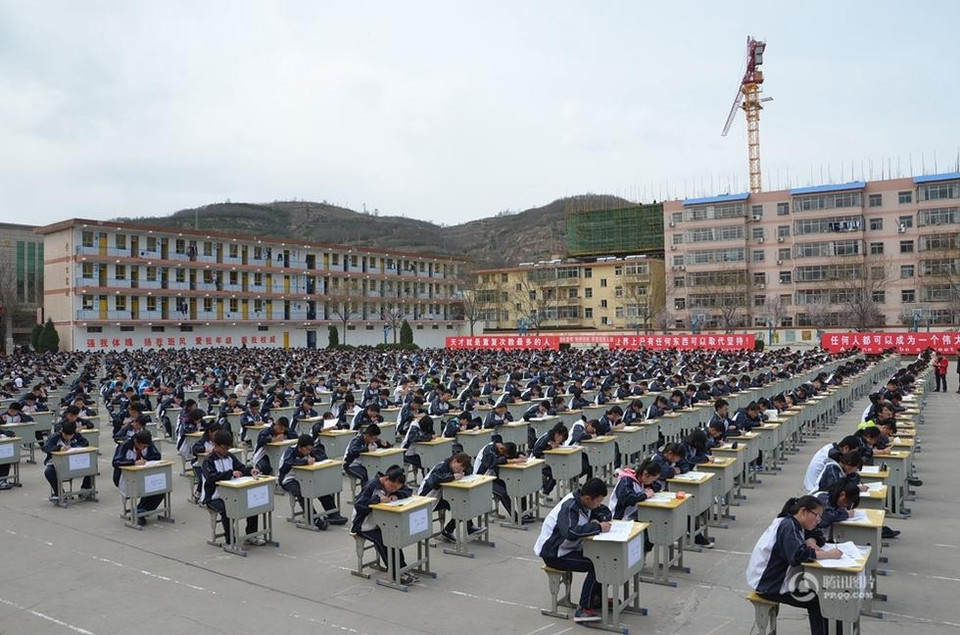 Có học sinh thì tỏ ra thích thú với cách thi mới này nhưng cũng có em kêu ca rằng không thể tập trung. (Nguồn: QQ)