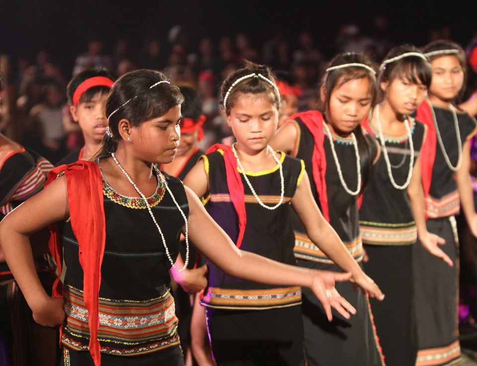 Các chàng trai cô gái tưng bừng trong điệu múa truyền thống. (Ảnh: Dương Giang/TTXVN)