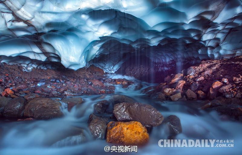 Nhiếp ảnh gia Denis Budkov, 35 tuổi, người Nga đã chụp lại được hình ảnh lung linh trong một động băng ở bán đảo Kamchatka, vùng Viễn Đông nước Nga. (Nguồn: CCTV)