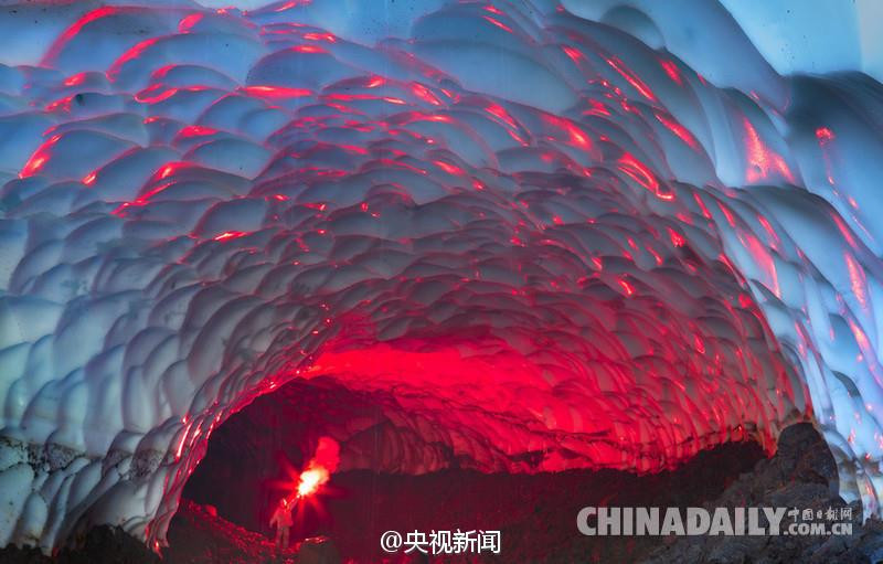 Nhiếp ảnh gia còn tự tạo ra ánh sáng đỏ bằng cách thắp ngọn đuốc. (Nguồn: CCTV)