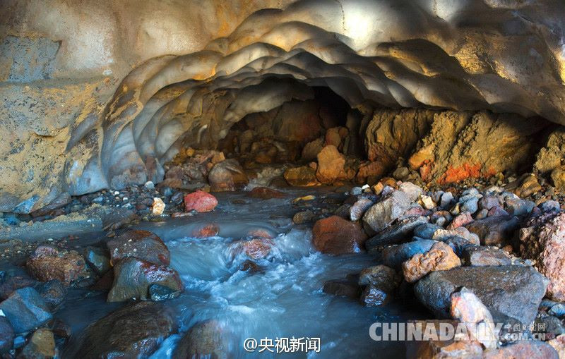 Tầng băng càng dày thì ánh sáng xanh càng đậm hơn. (Nguồn: CCTV)