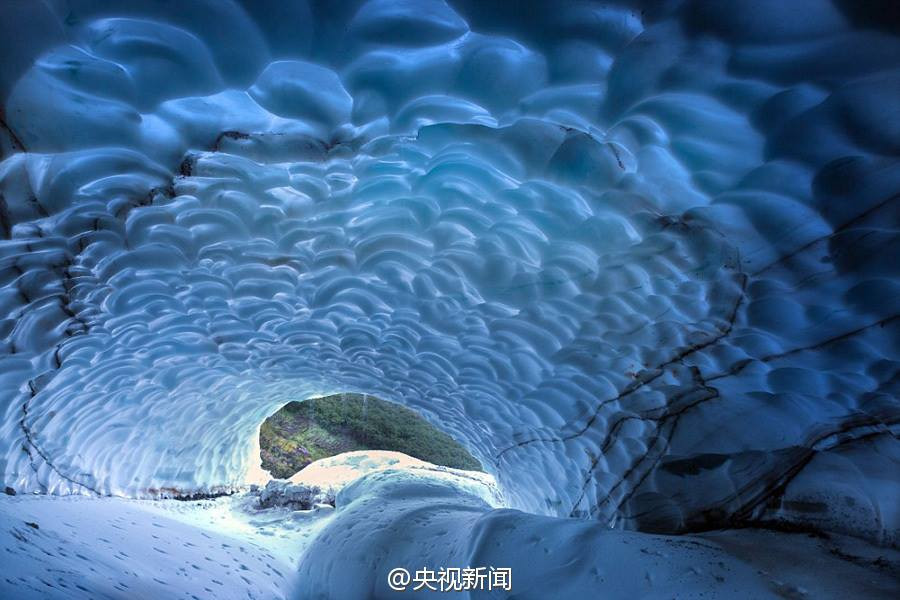 Nhiều người nói rằng Denis Budkov quá dũng cảm khi đi vào động băng mà nó có thể sập bất cứ lúc nào. (Nguồn: CCTV)