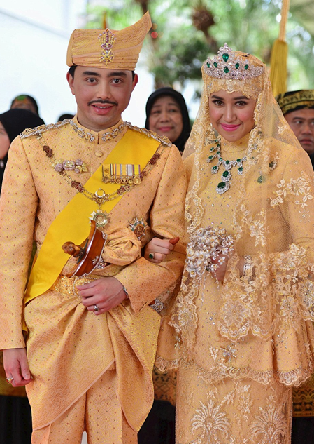 Hoàng tử Abdul Malik và cô dâu Dayangku Raabi'atul 'Adawiyyah Pengiran Haji Bolkiah tại lễ cưới. (Nguồn: xinhua)