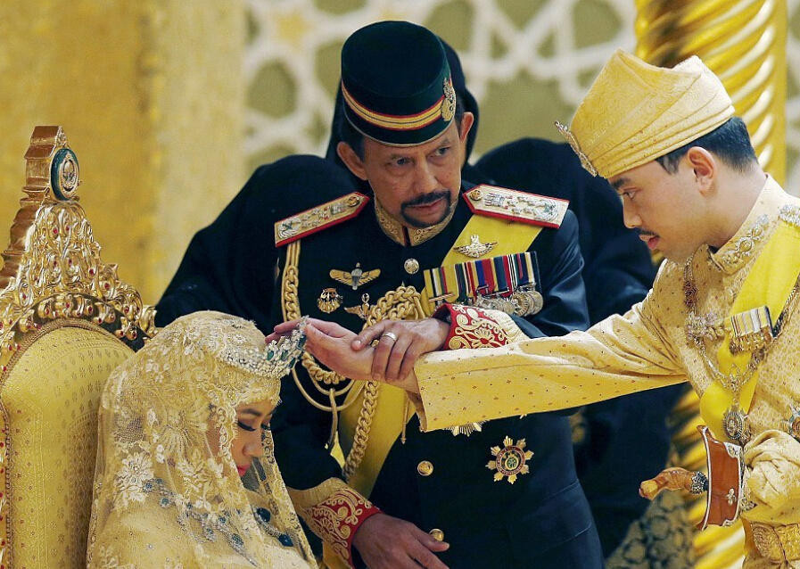 Cặp đôi tiến hành nghi thức truyền thống. (Nguồn: xinhua)