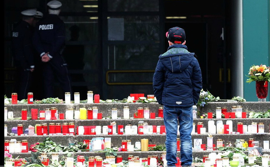 Hàng trăm học sinh và người dân trong vùng đã tới trường thắp nến và đặt hoa tưởng niệm 16 học sinh cũng như 2 giáo viên của trường Josef Konig thiệt mạng trong vụ tai nạn máy bay của hãng hàng không Germanwings. (Nguồn: Xinhua)