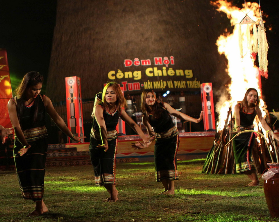 Điệu nhảy truyền thống của các cô gái Bahnar. (Ảnh: Dương Giang/TTXVN)