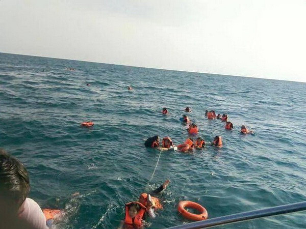 Du khách đang được đưa vào bờ. (Nguồn: QQ)