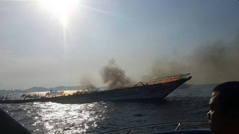 Chiếc tàu nhanh chóng bị nhấn chìm sau khi bốc cháy. (Nguồn: QQ)