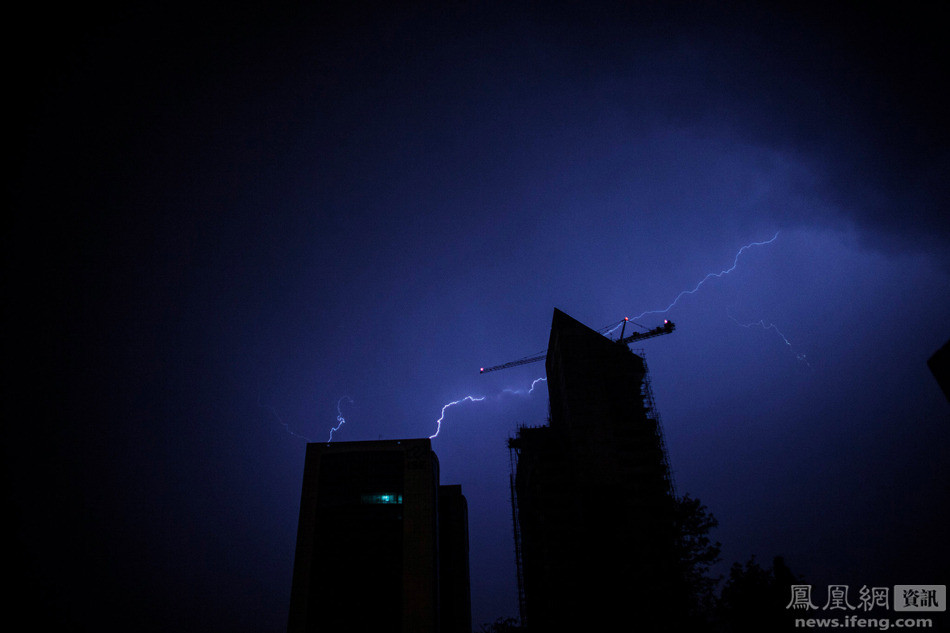 Tia chớp trên bầu trời Islamabad năm 2010. (Nguồn: ifeng.com)