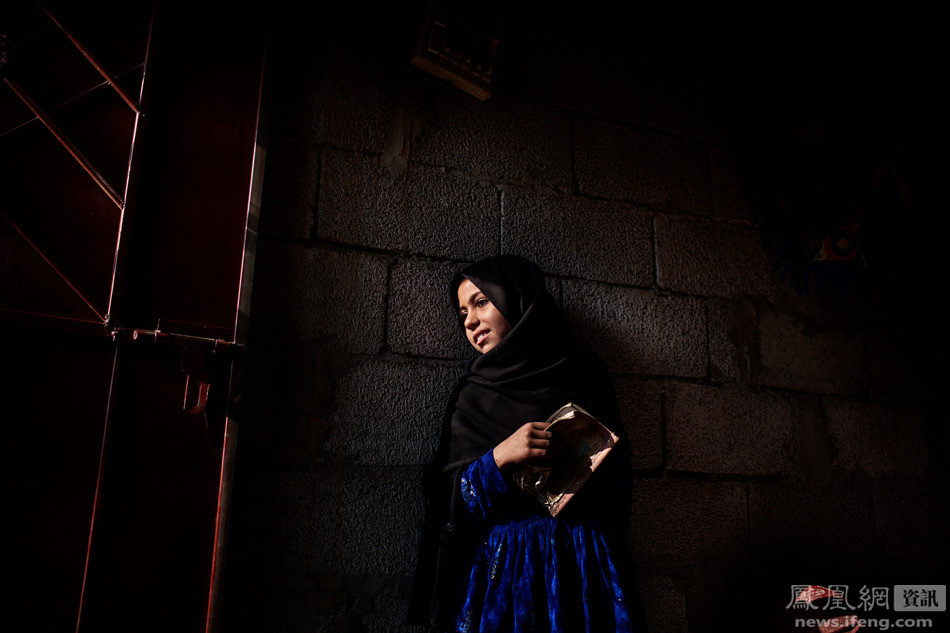 Một cô gái tị nạn người Afghanistan tại trường học năm 2012. (Nguồn: ifeng.com)