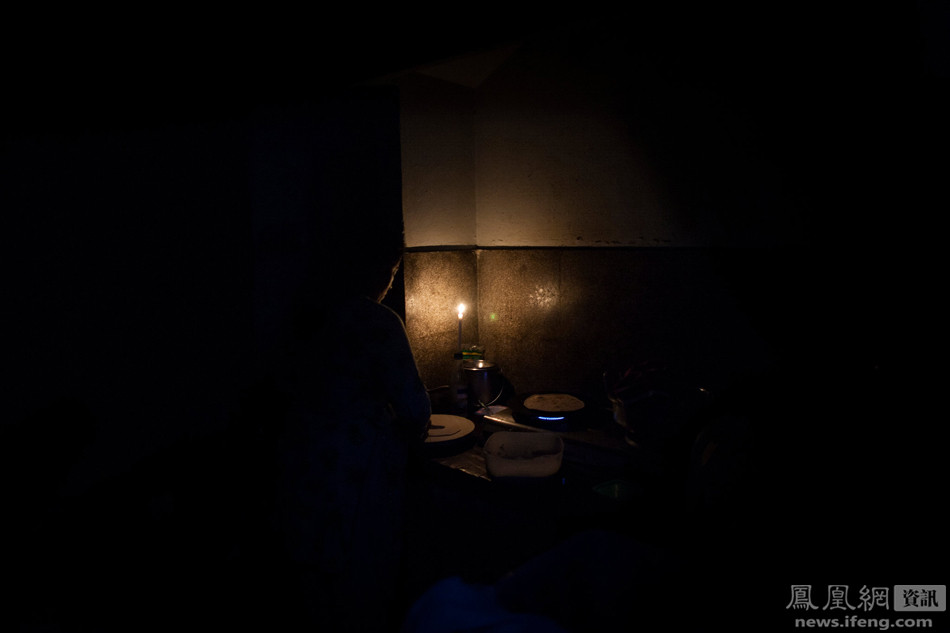 Năm 2009, một phụ nữ Pakistan đang làm bánh. (Nguồn: ifeng.com)