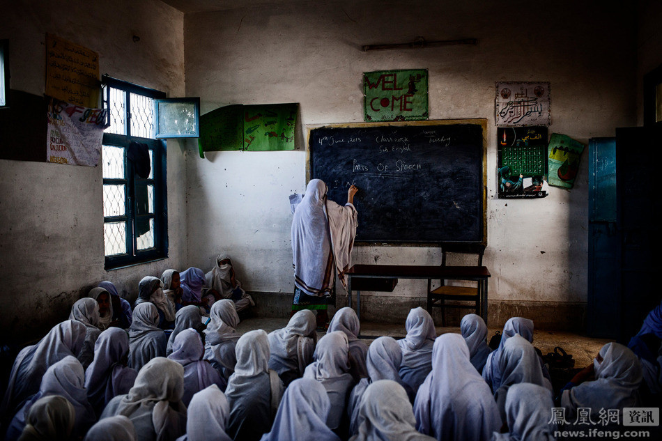 Lớp học của các cô gái Pakistan. (Nguồn: ifeng.com)