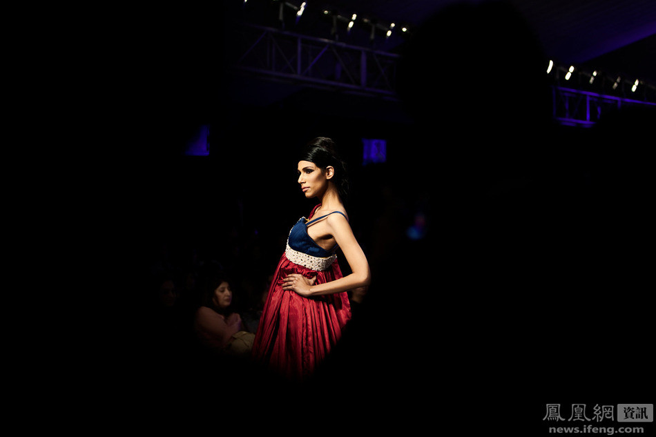 Người mẫu trong một buổi trình diễn thời trang ở Islamabad. (Nguồn: ifeng.com)