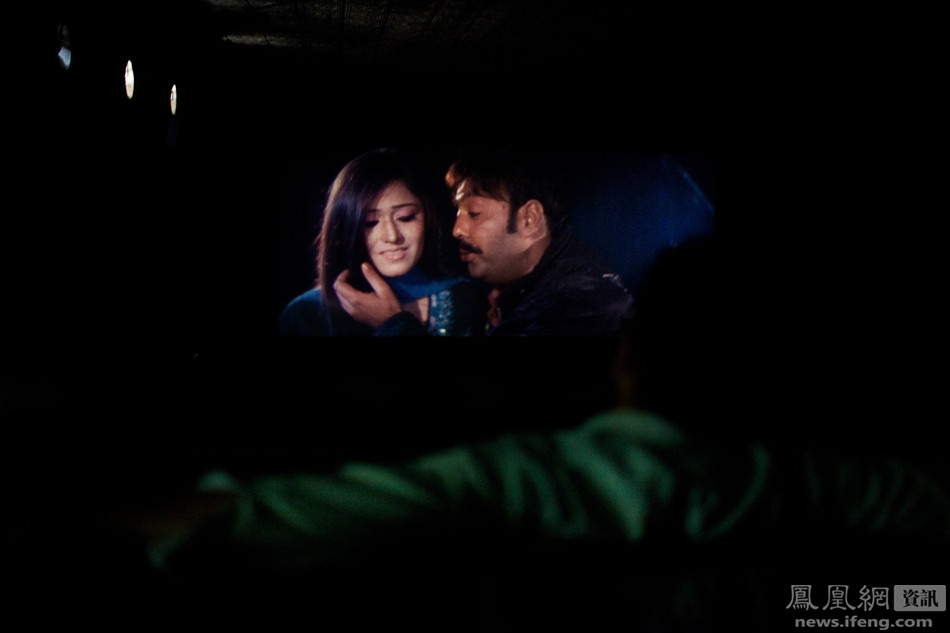 Pakistan thường gắn với hình ảnh bi thảm từ những vụ đánh bom liều chết, động đất, lũ lụt hay những tiếng khóc than của phụ nữ và trẻ em. Tuy nhiên, nhiếp ảnh gia Diego Ibarra Sánchez đã phát hiện ra một hình ảnh khác về đất nước này sau khi sống ở đây 5 năm. Bức hình này được chụp vào tháng 6/2011, một đôi tình nhân trong một rạp chiếu phim cũ kỹ. Từ năm 2009, Taliban đã cấm các bộ phim được chiếu ở đây. (Nguồn: ifeng.com)