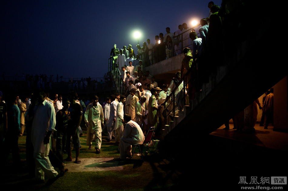 Năm 2011, khán giả rời khán đài sân vận động. (Nguồn: ifeng.com)